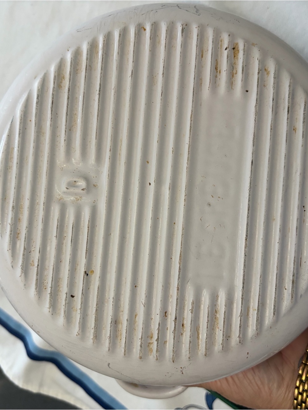 Vintage Le Creuset cream enamel Dutch oven with blue tulip pattern - Picture 9 of 11